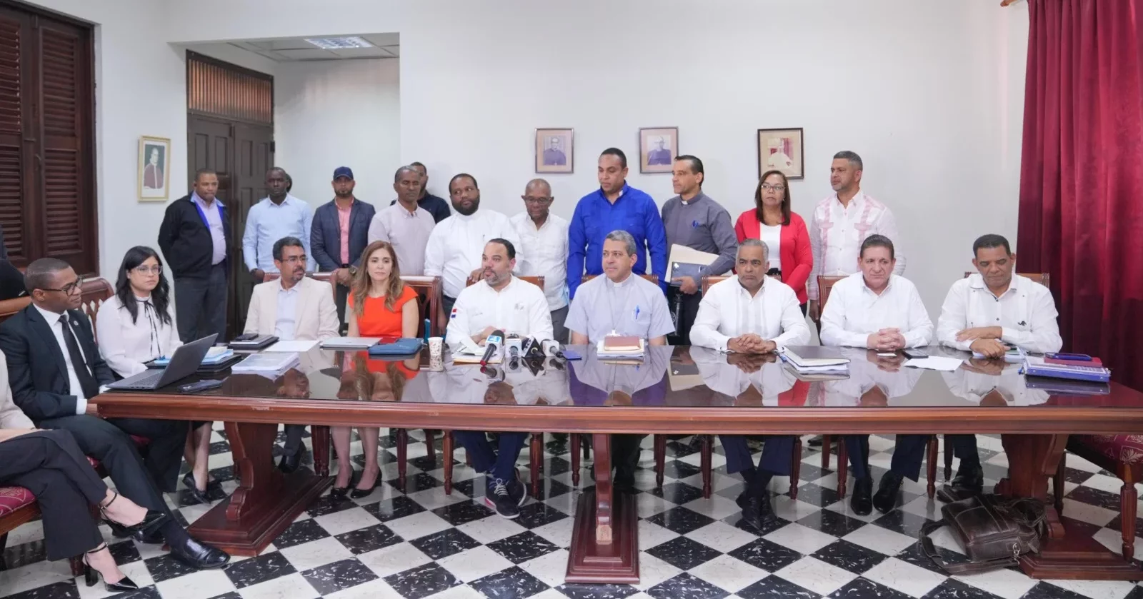 El encuentro estuvo encabezado por el ministro de Energía y Minas, Joel Santos_ monseñor Carlos Morel Diplán_ el Defensor del Pueblo, Pablo Ulloa_ Juana Barceló, presidenta de Barrick Rolando Muñoz