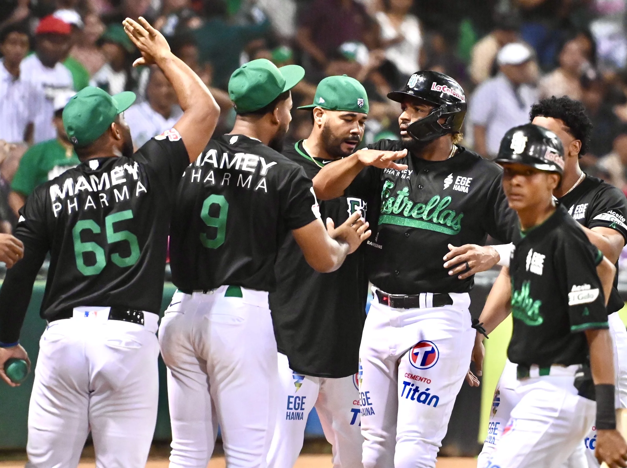 Jugadores de las Estrellas celebran