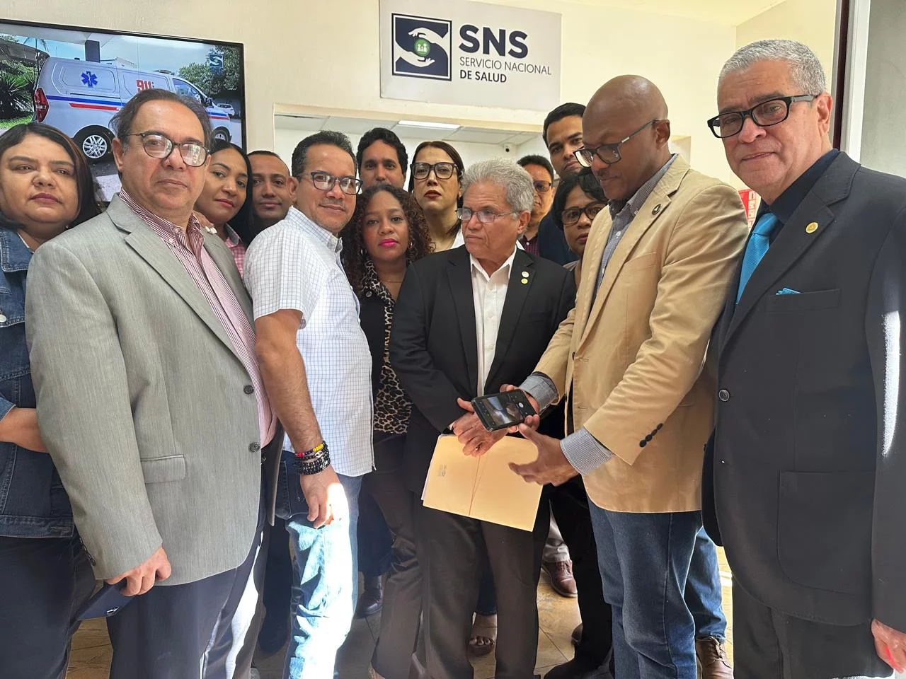 Comisión del Colegio Médico en las instalaciones del Servicio Nacional de Salud. Fuente externa