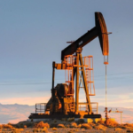 El petróleo de Texas repunta más de un 4 % y recupera terreno tras las fuertes caídas