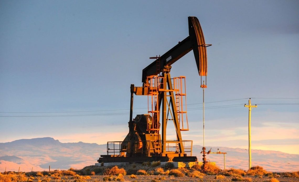 El precio del petróleo intermedio de Texas (WTI) cerró este lunes con una subida del 0,43 %, hasta los 70,7 dólares el barril