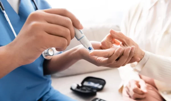 La prevención se fortalece mediante la atención temprana y el manejo adecuado de factores, como la hipertensión.