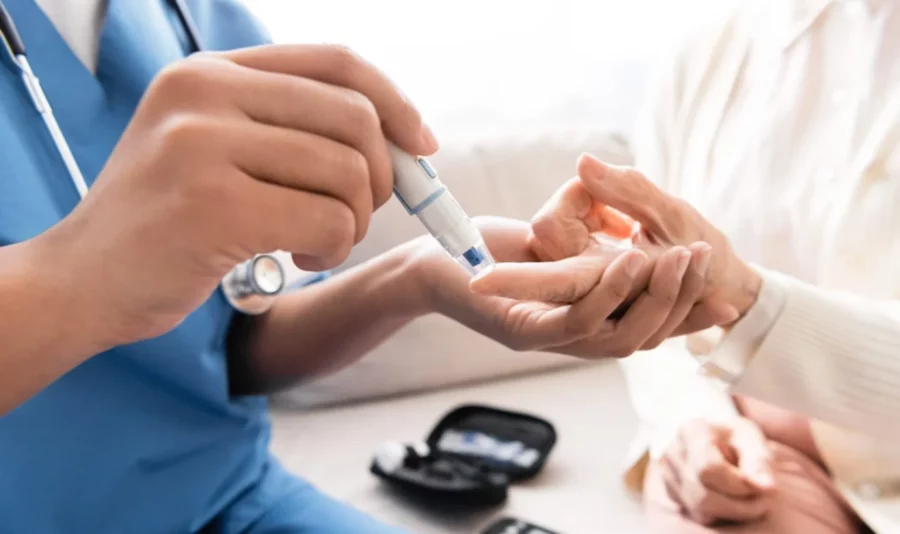 La prevención se fortalece mediante la atención temprana y el manejo adecuado de factores, como la hipertensión.