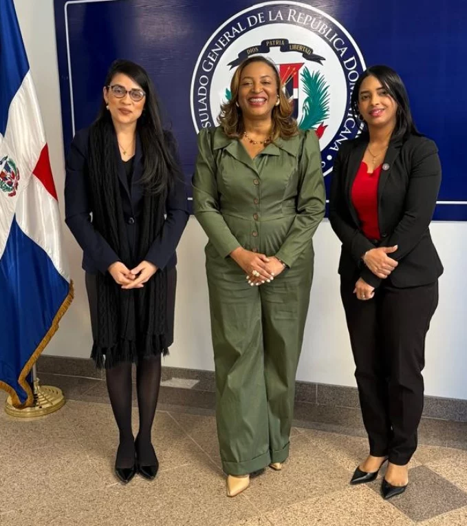 Irene Morillo, al centro, en compañía de funcionarias del consulado.