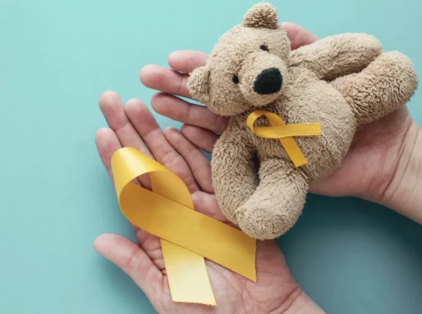 Entre los síntomas del cáncer en niños están manchas blancas en los ojos.  Archivo