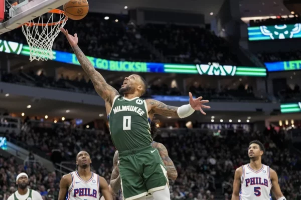 Damian Lillard  intenta completar una ofensiva durante el juego