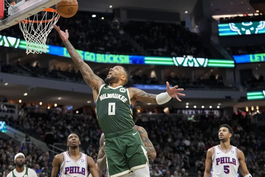 Damian Lillard  intenta completar una ofensiva durante el juego