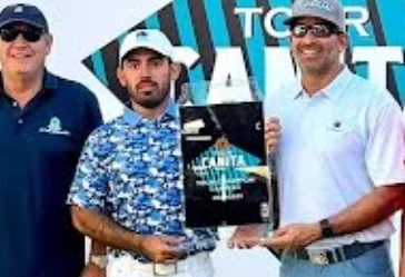 Juan José Guerra, es premiado por Hiram Silfa