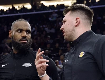 LeBron James, dialoga con Luka Doncic, en Los Angeles.