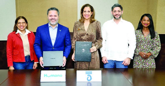 Ejecutivos de ambas entidades durante la firma del acuerdo.