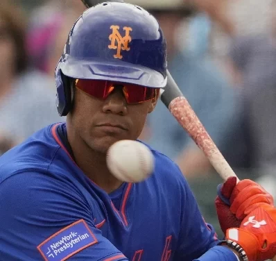 Juan Soto ve pasar la pelota en su  turno del juego de ayer.