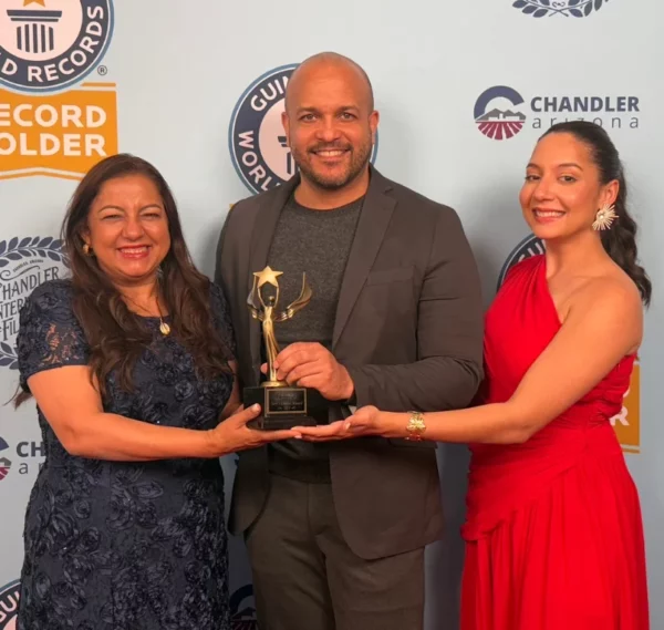 Ángela Medina, José Gómez y la actriz  Angeline Monegro.