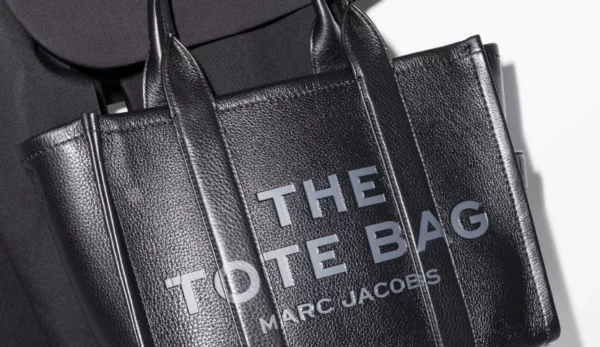 Usar los bolsos con logos gigantes gritan quiero atención.