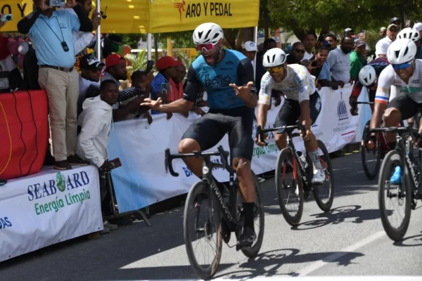 El dominicano Deivy Capellán celebra tras llegar a la meta ayer en la Vuelta Independencia.