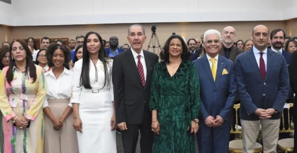 Franklin García Fermín, al centro, junto a otros funcionarios.