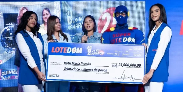 Ruth María Peralta junto a Yamer Ruiz y el personaje de Superlotedom.