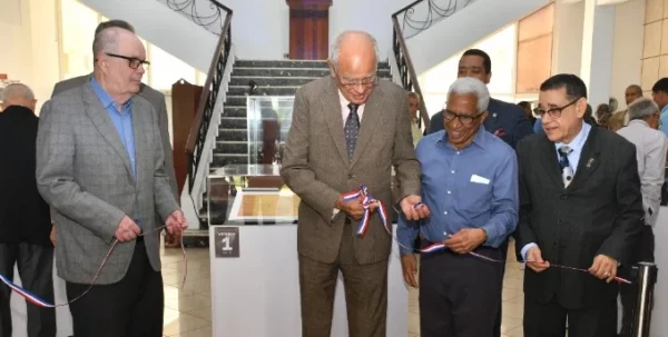 Directivos de ambas entidades cortan la cinta inaugural.