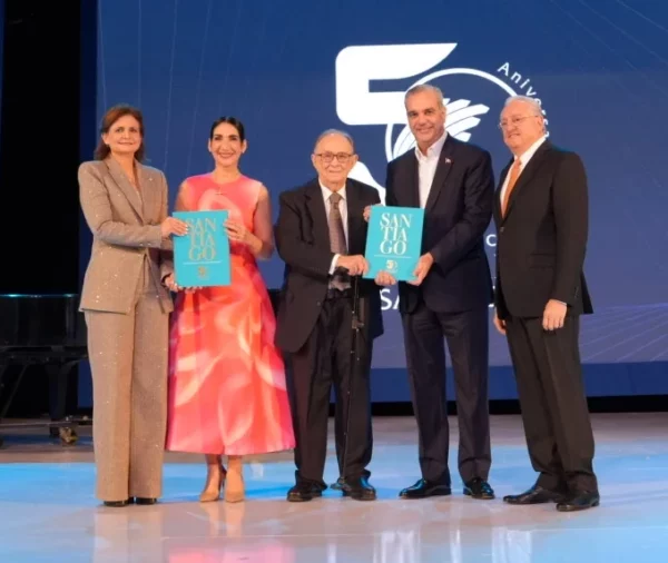 Luis Abinader y  Raquel Peña reciben el libro  de Miguel Lama y Augusto Vega Imbert.