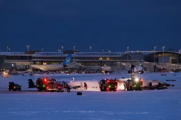 Avión que se volcó al aterrizar