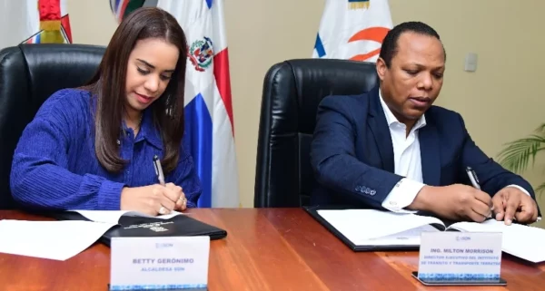 Betty Gerónimo y Milton Morrison firmaron elacuerdo.