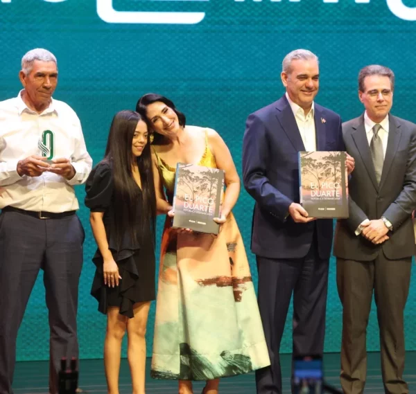 Abinader y Raquel Arbaje reciben ejemplares.  alberto Calvo