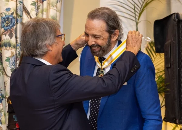 El cantautor Juan Luis Guerra cuando fue condecorado.