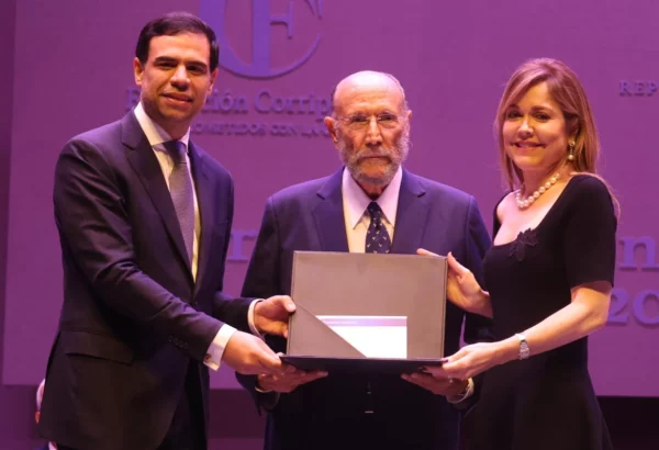 Castillo recibe de manos de  Roberto A.  Salcedo y Ana Corripio de Barceló el pergamino.