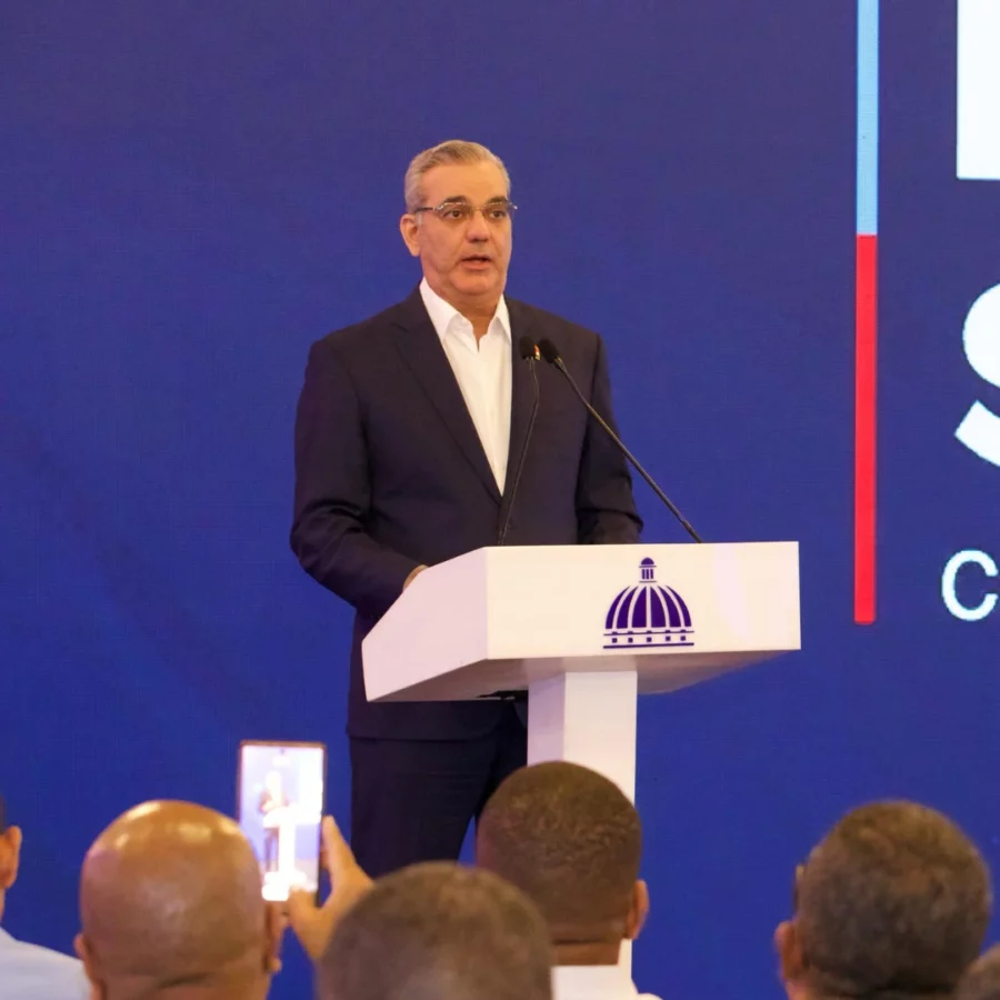 Abinader advierte que acusaciones falsas a periodistas afectan la democracia y aboga por política discrecional