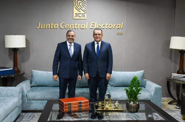 Comisionado Junior Noboa junto a Román Jáquez, de  JCE