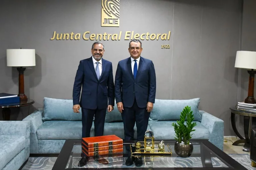 Comisionado Junior Noboa junto a Román Jáquez, de  JCE