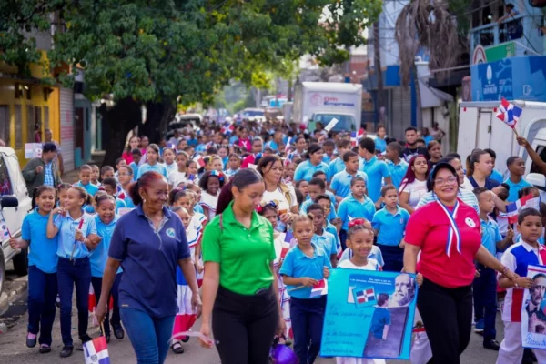 Los estudiantes portaron banderas e imágenes en desfile.
