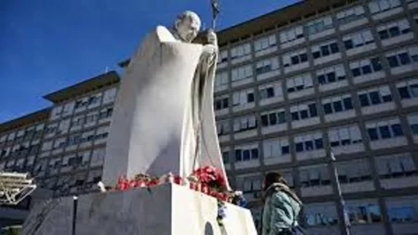 El papa sigue estable luego del episodio de broncoespasmo y permanece con tratamiento para neumonía