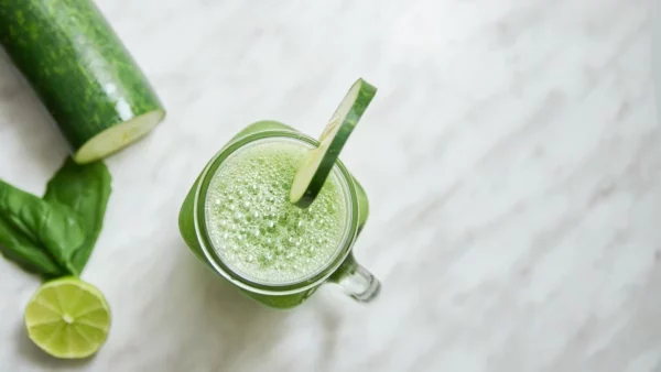 Jugo verde lleno de antioxidantes que ayuda a regular el azúcar en sangre y controlar diabetes