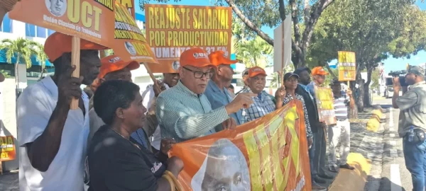 Un grupo de personas miembros de la Unión Clasista de Trabajadores (UCT), protesta en las afueras del Ministerio de Trabajo exigiendo un aumento salarial. Fuente externa