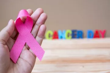 dia-mundial-cancer-4-febrero-o-cancer-mama-lazo-rosa_42256-1041