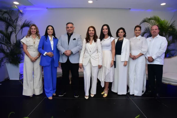 Julissa Báez, Iris Espinal, Hernando Gómez, Ana M. Ramos, Yermys Peña, Fernanda Muñoz, Reyna Echenique y Osmán González.