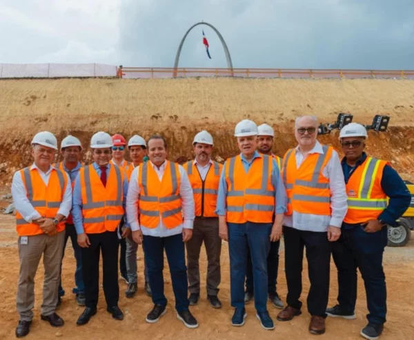 José Ignacio Paliza y Eduardo Estrella posan con los constructores de la obra.  fuente externa