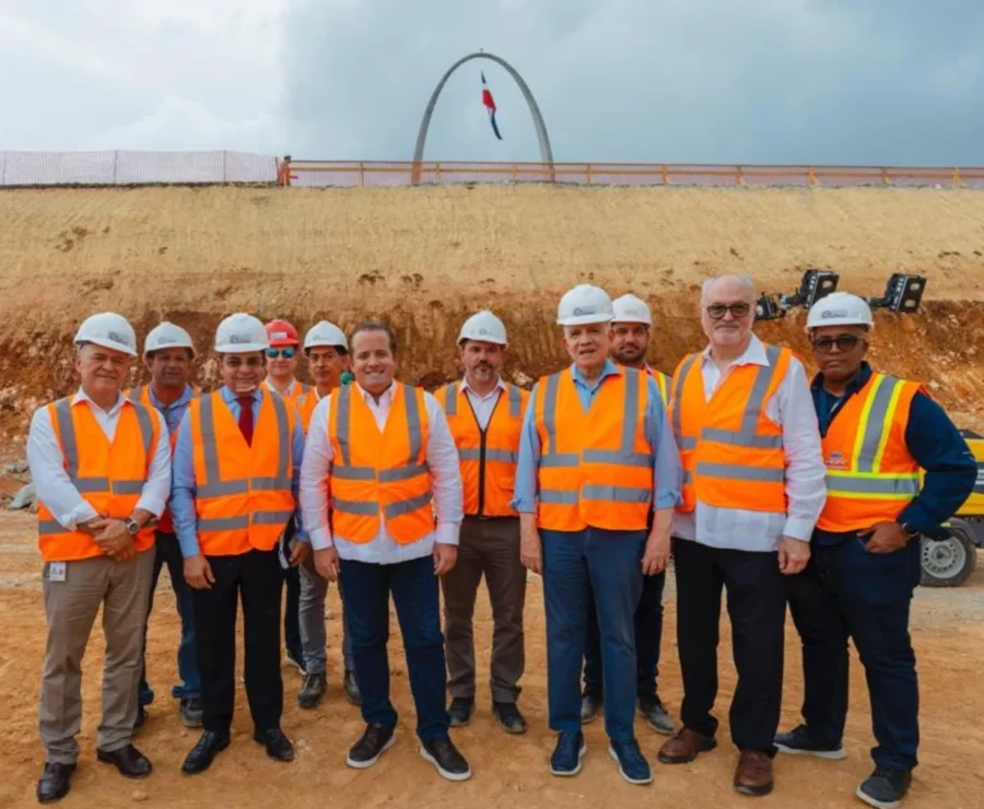 José Ignacio Paliza y Eduardo Estrella posan con los constructores de la obra.  fuente externa