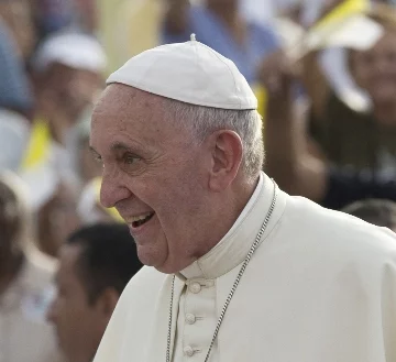 El papa Francisco ora por lograr la paz en el mundo.