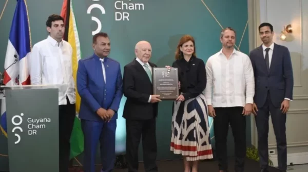 La vicepresidenta junto a representantes de Guyana durante el encuentro.  Foto externa.