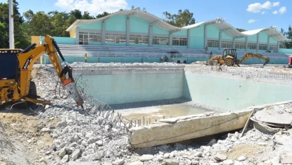 Equipos trabajan  arduamente en la reconstrucción Centro Acuático del Centro Olímpico Juan Pablo Duarte.     Olga  de la Cruz