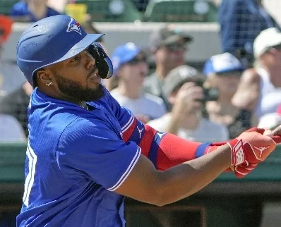 Vladimir Guerrero Jr. observa la trayectoria del doble.  AP