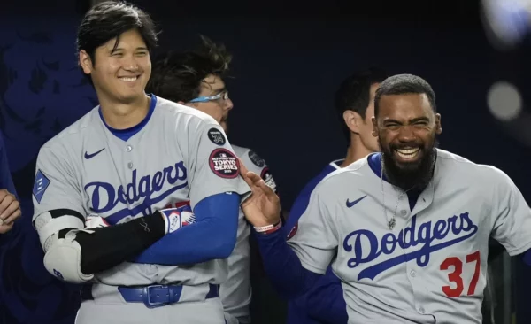 El japonés Shohei Ohtani y el dominicano Teóscar Hernández bromean en el primer juego.  AP