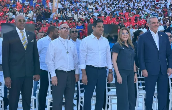 Presidente de la República,   Luis Abinader, y el ministro de Deportes,  Kelvin Cruz, junto a organizadores   Juegos Nacionales Salesianos ayer en la apertura del evento .   fuente externa