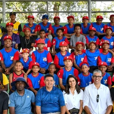 Personal de la DCNB junto a jóvenes peloteros