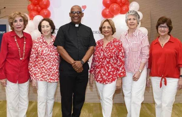 Alba Marra, Polita Barceló, padre Melvin Arias, Angélica Benítez de Ginebra, Amelia de Castillo y Vicky de Acra.