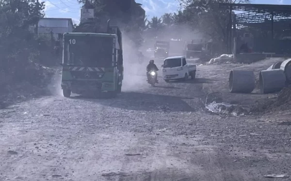 Obras Públicas trabaja en otra   vía alterna para los camiones.