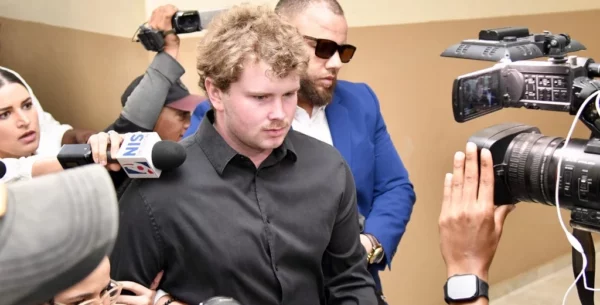 Joshua Steven Riibe ayer en el tribunal de Higüey, en el que fue conocida la solicitud de habeas corpus.