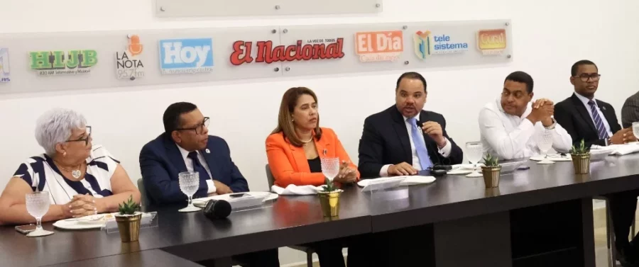 Rosa María Suárez, Darío Nin, Ana Martich, Pablo Ulloa, José P. Monego y Harol Modesto durante el Almuerzo del Grupo de Comunicaciones Corripio.