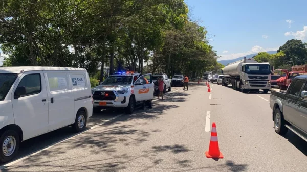 911 coordina asistencia tras deslizamiento e incendio de camión en La Vega (1)